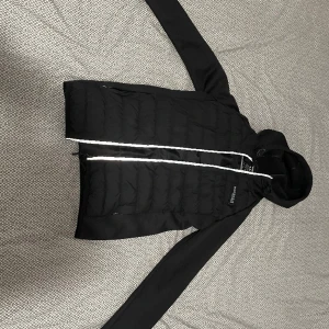 Mckenzie cardigan  - En cardigan jacka som har blivit för liten säljer jag nu för ett billigt pris.