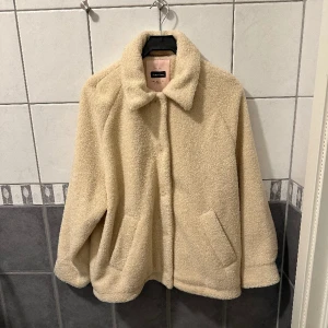 Teddy jacka  - Helt ny jacka från part two  De är en löspassform  Jackan är en vår och höst jacka  Köpte den för 1800kr men säljer den för 700kr 
