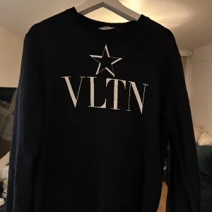 Valentino tröja  - Valentino storlek large.  Nyskick 9500 ny