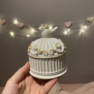 Gullig burk med fågel - Fin burk för heminredning med en lite fågel uppepå. Pris kan diskuteras, skriv gärna om ni undrar något ❤️❤️