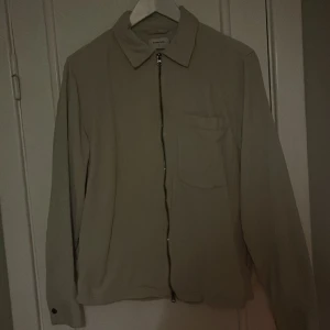 Overshirt  - Säljer min overshirt tröja som har blivit för lite för mig. En väldigt skön overshirt tröja som man kan ha på sig när det är lite varmare väder än nu. Den väger nästan ingeting dessutom håller den dig varm när det är kallt. 