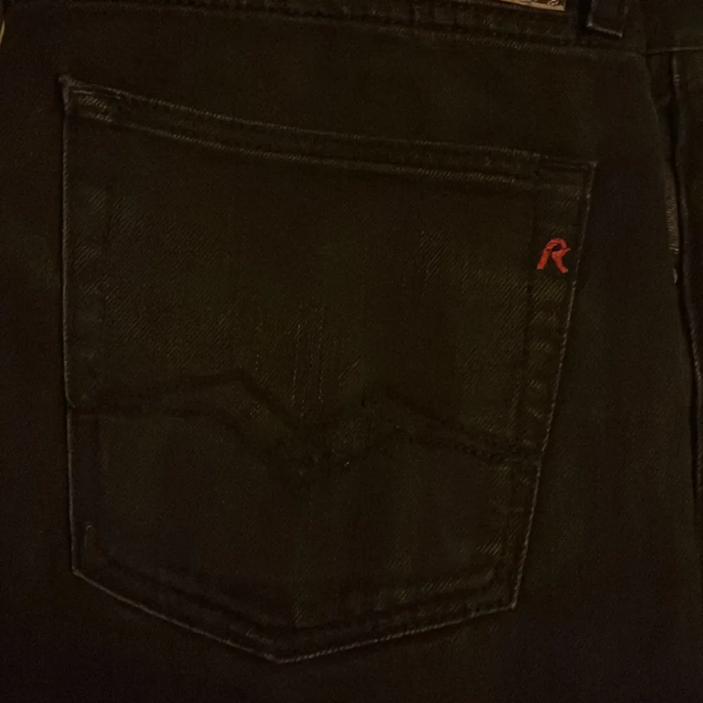 Hej, säljer dessa Replay jeans i väldigt bra skick. Byxorna är väl använda och har inga defekter. För fler frågor och funderingar kom priv! Ny pris ligger på 1100😀. Jeans & Byxor.