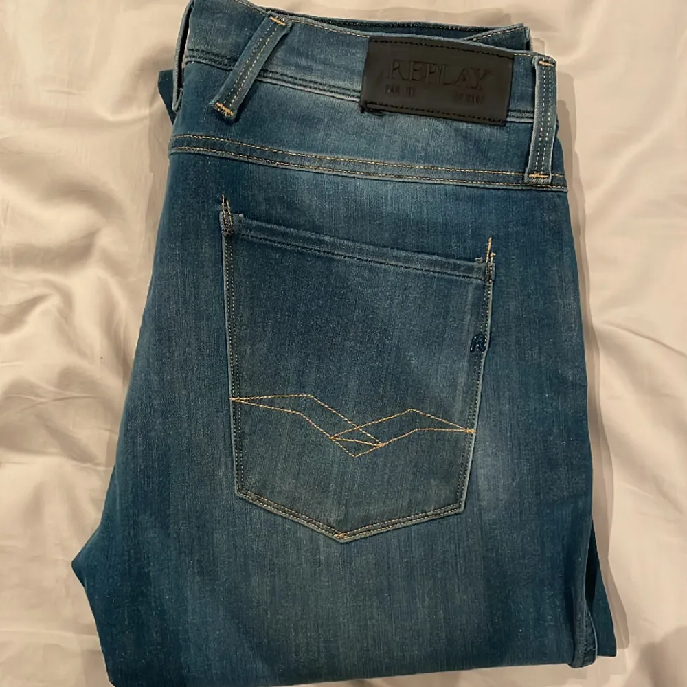 Här säljer jag mina snygga Replay jeans med en riktigt skön fade på färgen. Str 34, använd en gång, skriv gärna privat för fler frågor och funderingar.. Jeans & Byxor.