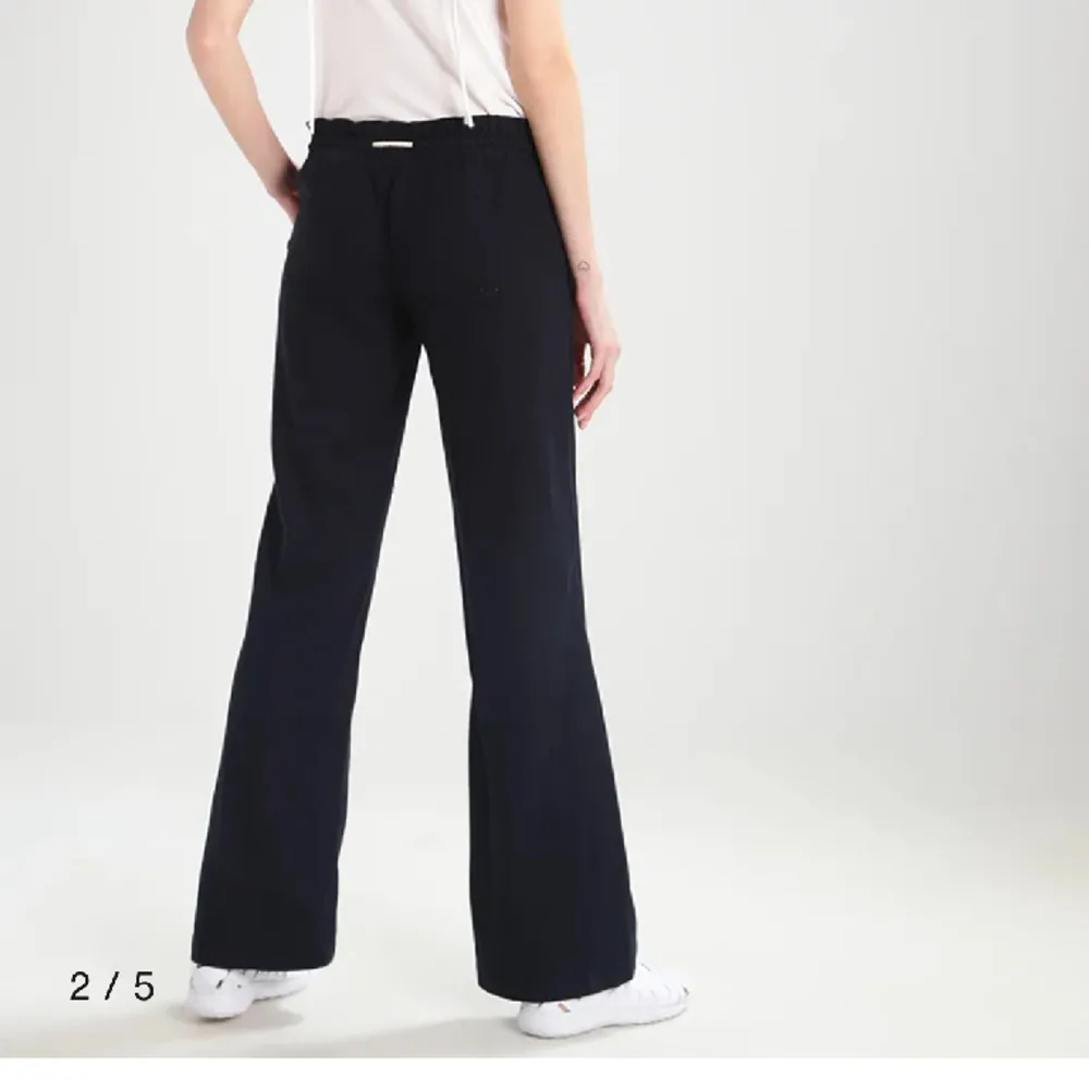 Säljer nu mina Roxy linnebyxor som har blivit för korta för mig som är ca 167cm lång men har väldigt långa ben så skulle nog passa en som är 170cm också💞de är justerbara i midjan också, har vanligtvis storlek 34/36 i byxor💞. Jeans & Byxor.