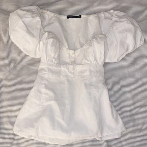 Brandy Melville topp💘 - Jättesöt topp från Brandy Melville! Knappt använd. För stor för mig och jag har XS)) Vet att den är one size men skulle säga att den passar tjejer med storlek S🌸