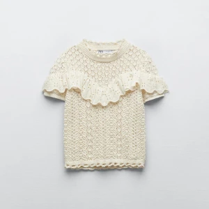 Volangtopp från zara  - Superfin stickad topp med volanger från zara, använd ett fåtal gånger! I bra skick!🙌🏻