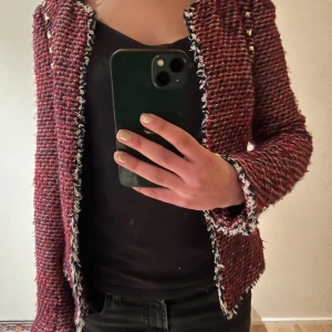 Jacka/kavaj - Säljer denna figursydda tjejkavajen med nitar längs ärmen, sitter super super snyggt och är unik. Går att använda som lätt jacka på våren och sommaren!!💗😍