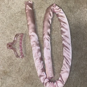 Heat less curls  - Fint satinhårband till att göra heat less curls. Hårklämma ingår!💞