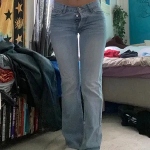 Lowwaisted bootcut jeans - Ett par jätte fina jeans i storlek S,det är uppklippta och passar mig som är 160 cm lång. Säljer då där är för stora i midjan och bilden är tagen från förra säljaren ❤️
