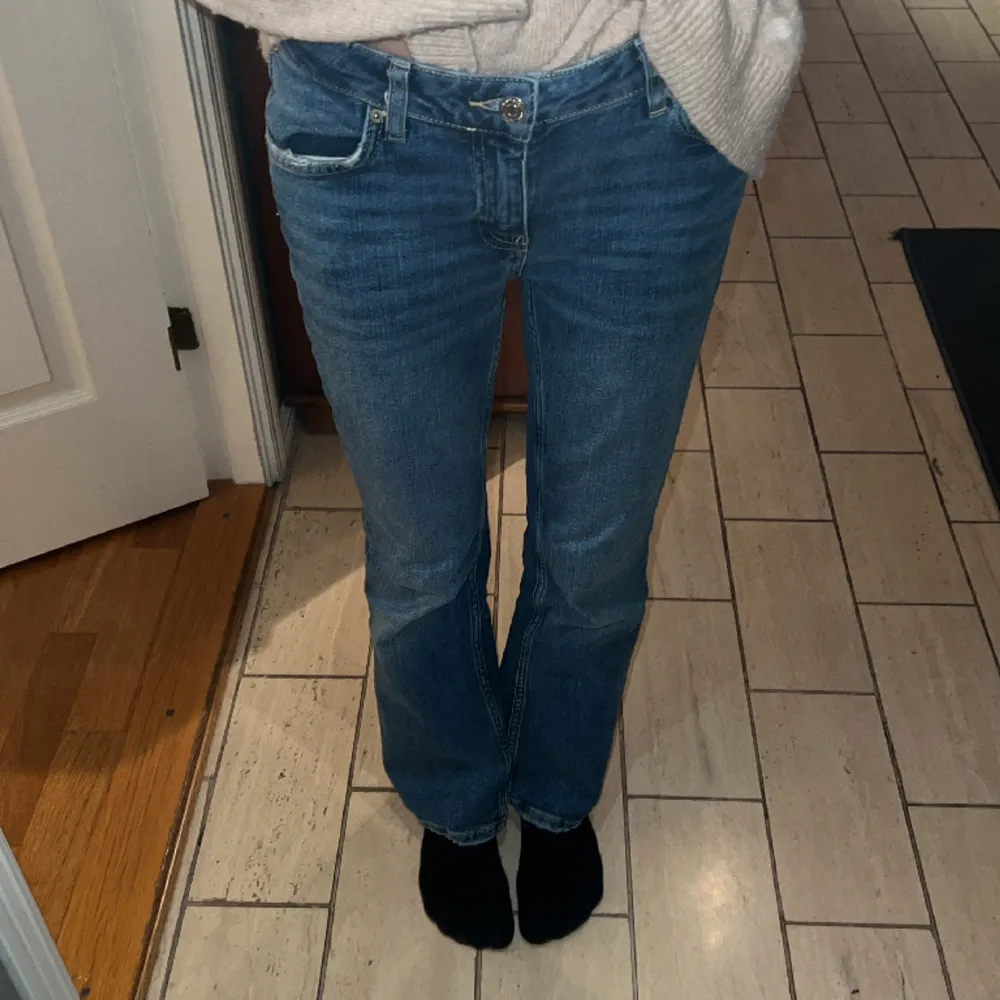 Gina Tricot Young jeans i storlek 146. Passar mig som är 160 ungefär. Säljer då jag inte tycker om passformen på mig.  Ser inte använda ut, inga defekter/slitage.  Nypris 300 kr Säljer för 100 kr+ frakt 📦 . Jeans & Byxor.