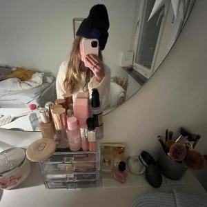 Acne mössa svart 💕 - Säljer nu min svarta acne mösss jag har andra färger av samma mössa som jag använder mer. Säljer till ett ganska billigt pris dånkag vill bli av med den. 💕priset kan även diskuteras🥰 