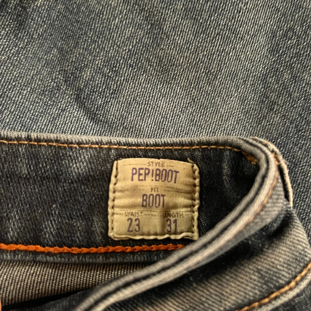 Lågmidjade crocker jeans som är för små på mig, i fint skick men finns tecken på användning därav priset! I storlek 23/31 som skulle motsvara 32, XXS ❤️. Jeans & Byxor.