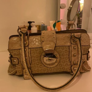 Guess väska - Säljer denna fina guessväskan pga att den kommer inte till användning. 💓 Väskan har många fack och superbra utrymme. Skriv om frågor eller fler bilder