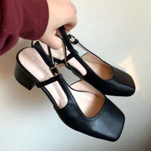 Klackskor från Raid - Supersnygga klackskor! Köpt för 429kr från Raid. Aldrig använt pga för stora för mig och hann inte returnera, inga defekter. Säljes för 150kr💕