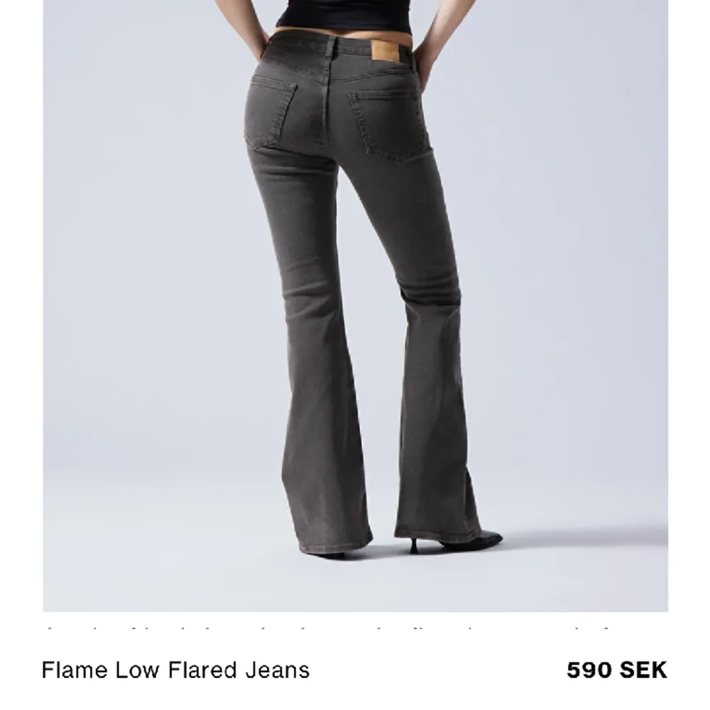 Weekday Flame Low Flared Jeans. Stl 29/32. Nypris 590kr. Endast 1 år gamla men har tunna ”vita sträck” och är slitna nedtill, därav priset. I mörkare tvätt än bilden från Weekdays hemsida. . Jeans & Byxor.