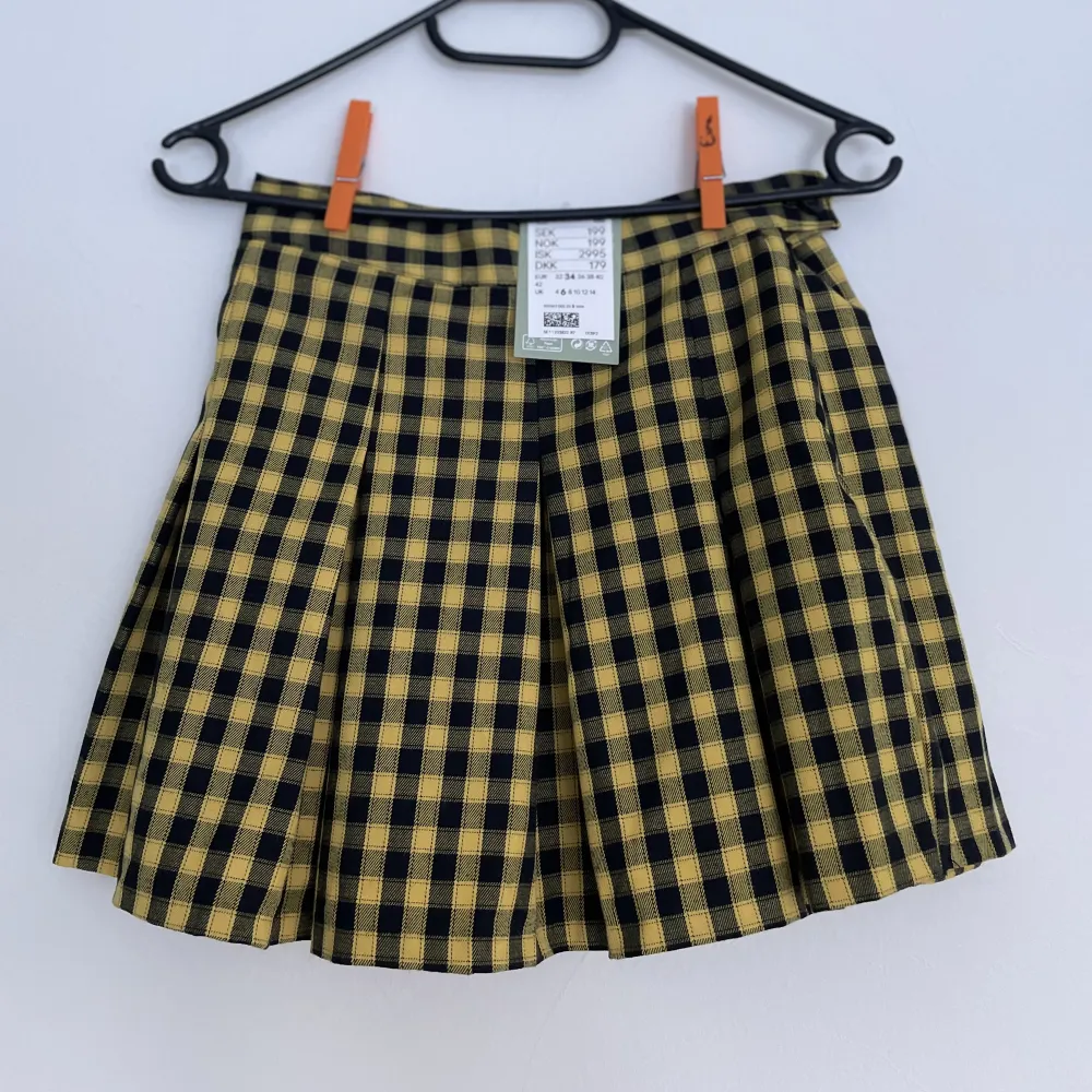Gulrutig kjol, ny med prislapp! Köpt från Hm för ett litet tag sedan. Prima skick, aldrig använd!  Orginalpris 200 ✨. Kjolar.