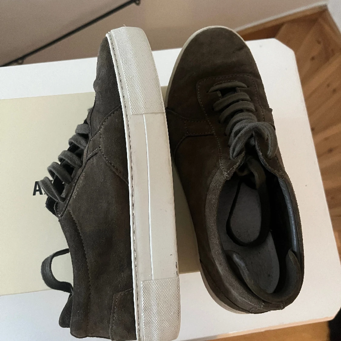 Ett par feta Axel Arigato skor som blivit för små… - 90