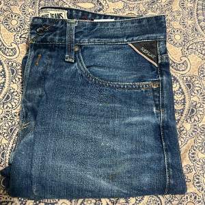 Mycket sparsamt använda blåa replay jeans då dem ej passar längre. WAIST 32, LENGTH 36. Herr modell.