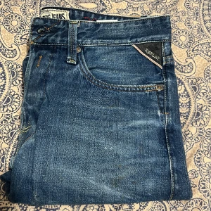 Replay Blue Jeans  - Mycket sparsamt använda blåa replay jeans då dem ej passar längre. WAIST 32, LENGTH 36. Herr modell.