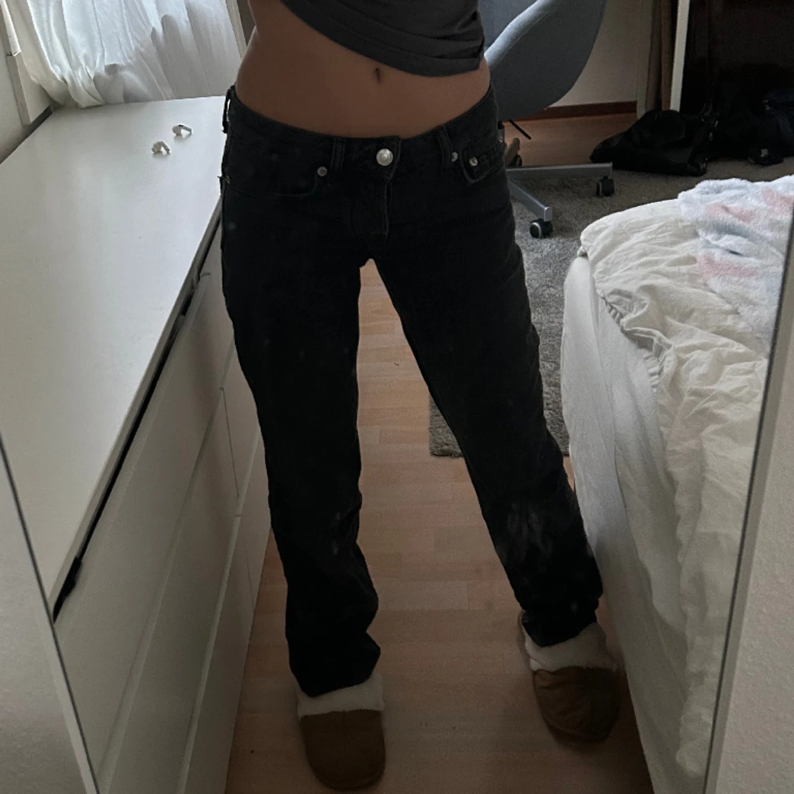 svarta lågmidjade jeans