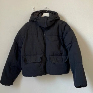Puffer jacka - Så mjuk och fluffig puffer jacka från H&M. Storlek M, men sitter skönt oversize på mig som är S. Får plats med tjock tröja under. Två stora fickor fram! Den är lite kortare i modellen
