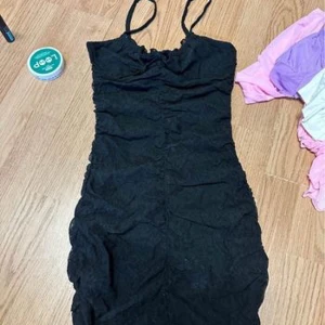 Klännigar  - Svart klänning från Gina Tricot i storlek XS, aldrig använd! 