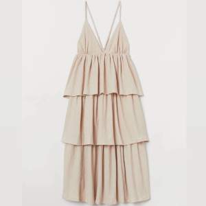 Säljer denna populära H&M klänningen i strl S som har justerbara band 💫Nyskick då den aldrig tyvärr kommit till användning 🤍