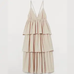 Säljer denna populära H&M klänningen i strl S som har justerbara band 💫Nyskick då den aldrig tyvärr kommit till användning 🤍