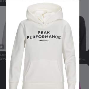 En äkta kärlek Peak Performance hoodie i storlek 160. Nyskick och använd fåtal gånger, används inte längre. Passar en XS. Säljer inte den vita utan samma modell fast i mörkblå, superfin! Nypris 700. Hör av er för bilder 🥰