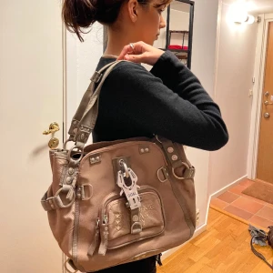 George Gina & Lucy Bag  - Säljer nu min GGL bag i otroligt bra skick eftersom den aldrig kom till användning. Väskan är rymlig och har många olika fack. Axelrem tillkommer även :) Skriv privat för andra bilder eller frågor 🙌🏽