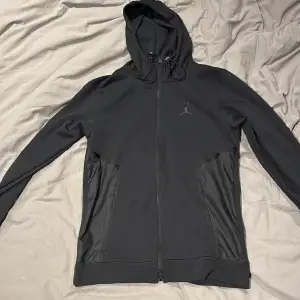 Storlek S, nyskick, svart zip hoodie