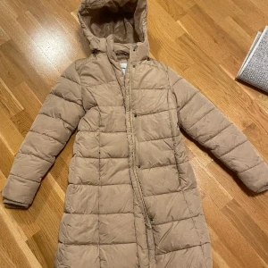 Beige jacka  - Jackan är i bra skick passar bra när det är kallt. Endast använd två gånger.