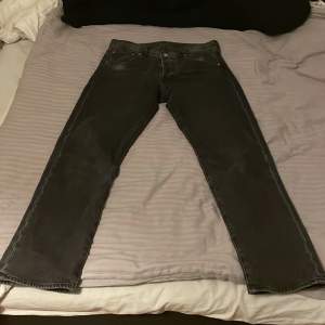 Tjena säljer mina Levis 501 jeans för att dom har blivit för små, dom är i mycket fint skick, hör av dig om du har några funderingar// William 