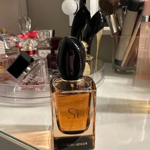 Sí intense EDP - Sí intense EDP i 50 ml. Iprincip aldrig använd. Nypris på kicks 1349, säljer för 700. Möts gärna upp i lund