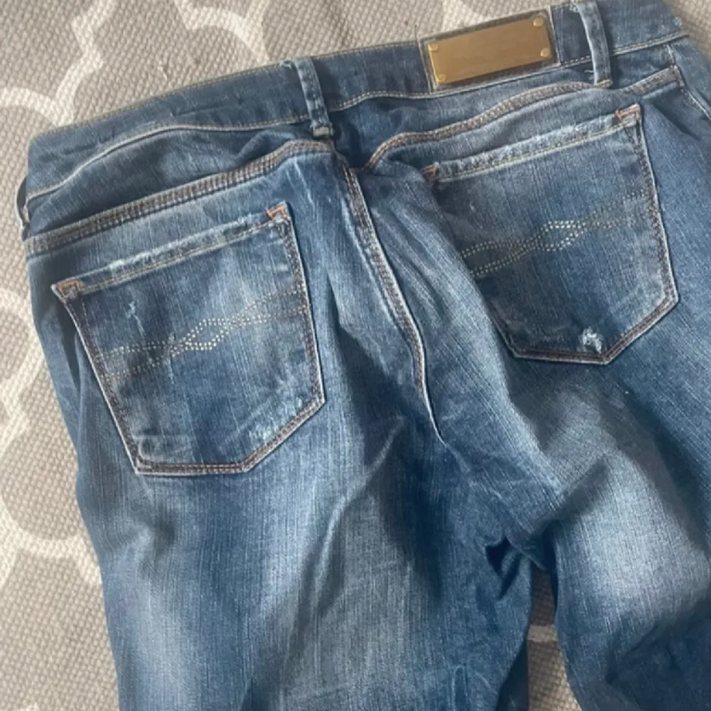 Skit snygga jeans som är köpta secondhand i en fin blå färg. Raka jeans, passar s-m 💗. Jeans & Byxor.