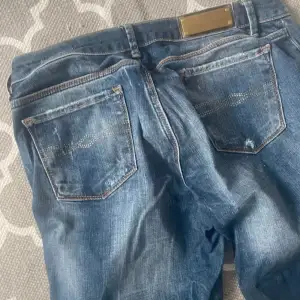 Skit snygga jeans som är köpta secondhand i en fin blå färg. Raka jeans, passar s-m 💗