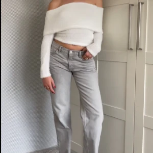 Low straight jeans - Gråa jeans i storlek 36. Slitna längst ner men inget man läger märke till. Nypris 500 kr, mitt pris 190kr💞