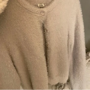 Kofta - Super mysig lurvig beige gammelrosa grå ish kofta i storlek S 🤍 Köpte här på plick men har själv endast testat den 🤍🤍