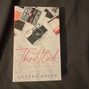 Throtteld - Booktook favoriten inom F1! Så mysig! Köpt för 220kr säljer för 160! Läst men inte skadad! 