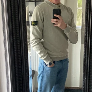 Stone Island tröja - Stone Island sweatshirt. Lite liten för mig men passar nog 175-183. Bra skick 8/10 köpt på plick. Helt äkta men passar mig inte så bra. Kom gärna privat om du har någon fråga. 