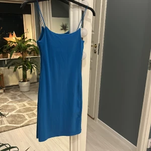 Klänning  - Klänning från H&M. Kommer ej till användning. Bra skick. Frakten betalar köparen själv 