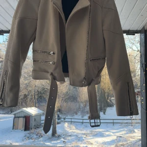 Fake mocka jacka  - Ljus beige jacka från zara i nyskick 🤍
