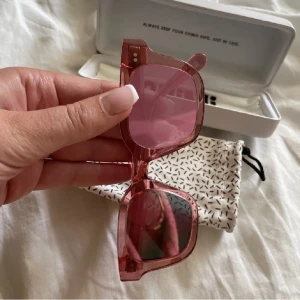 Chimi solglasögon  - Jätte fina chimi solglasögon som är så coola. Köpta för 1000 kr💕 Är i väldigt gott skick 7,5/10 Solglasögon har den populära spegelglaset!  Köp nu funktionen funkar, skriv till mig ifall du vill köpa så sätter jag på den💕 Kan köpas via swish också💗 