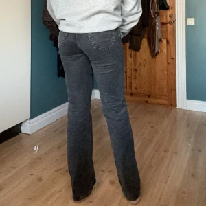 Bikbok jeans - Low straight jeans från bikbok stl 26 längd 32 🖤