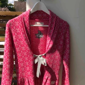 Od molly kofta - Röd odmolly kofta ej använd mycket, tvättad 1 gång