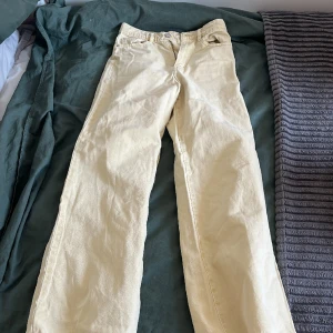 Jeans vintage  - Jättefina, retro/ vintage ”slitna” gula/beige jeans. Jättebra passform. Säljer då jag hoppas få en ny ägare! <3