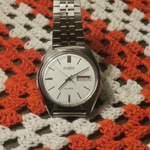 Moretime Quartz klocka  - Moretime Quartz . Fungerar felfritt och i mycket bra skick.  Jätte fint klocka  Mått 38 mm Tjuck 9.5 mm