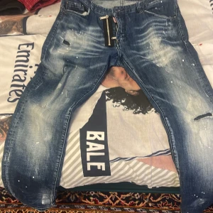 Dsquared 2 jeans  - Hej säljer min dsquared jeans storlek 34 manliga säljs på 1200 kan tänka mig att gå ner 200 på snabb affärer men möts bara i Solna 