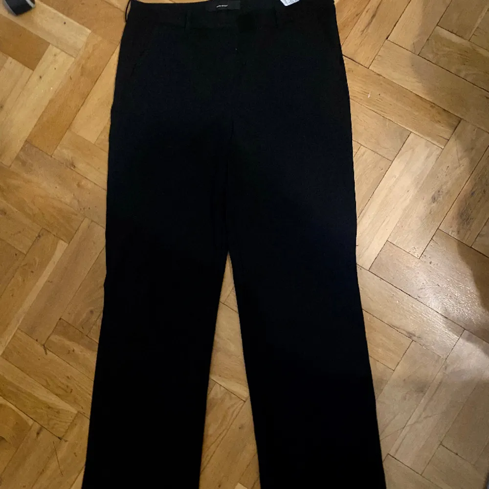Straight leg pants suit for woman from vera moda  Size XL Have been used for a a while but don’t have any visible flaws. They are very stretchy and would fit size M-XXL depending on desired fit Measurements no stretch: Waist: 88cm Hips: 93cm Length: 107cm. Jeans & Byxor.