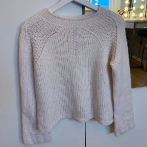 Vit Stickad tröja  - Superfin vit handstickad tröja. Skulle säga att den är i storlek xs🤍
